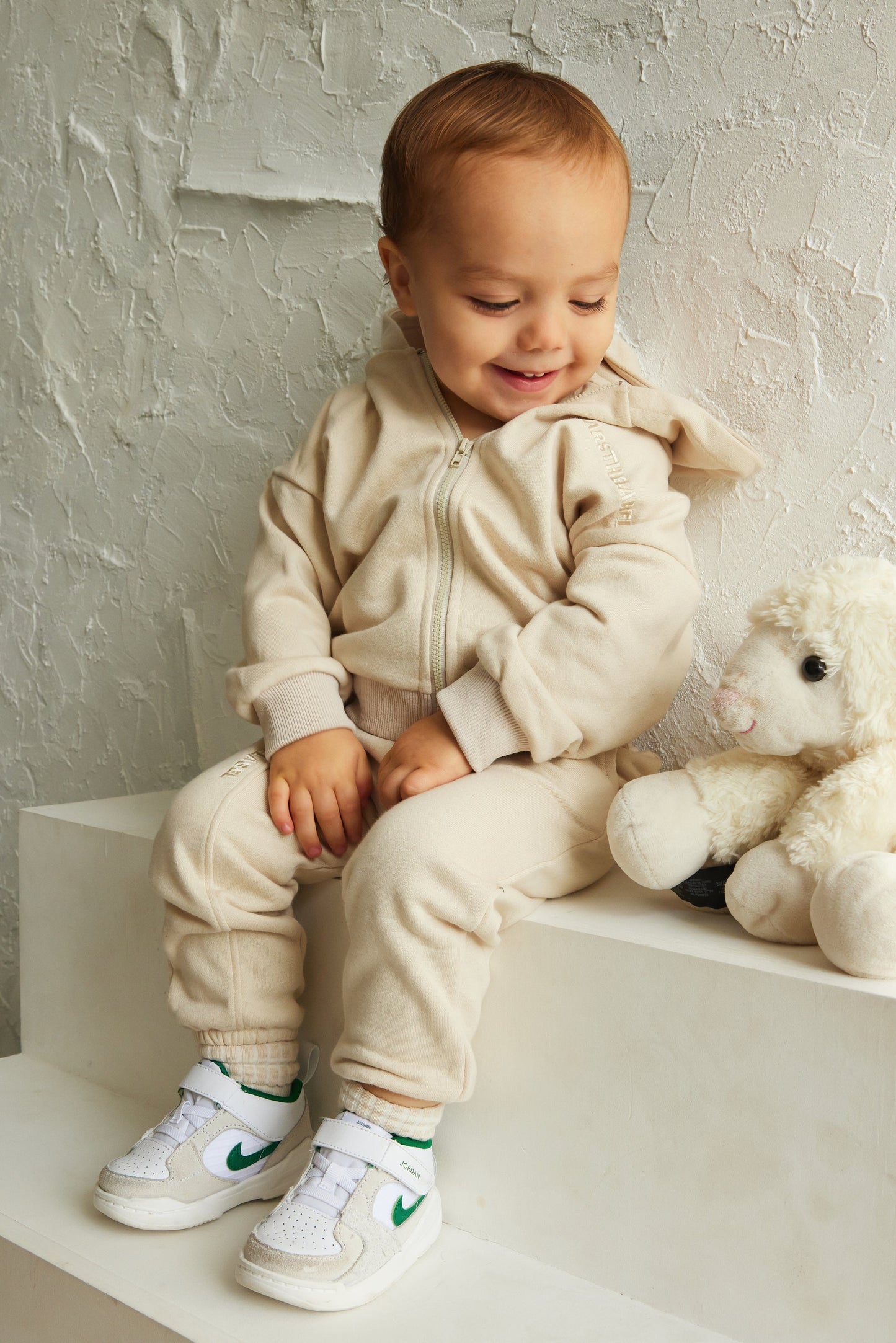 The Kids Essentials Joggers in Stone
