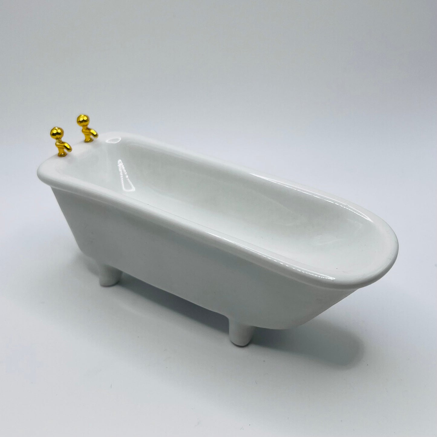 Classic White Porcelain Bathtub - 1/12 Scale Dollhouse Miniature